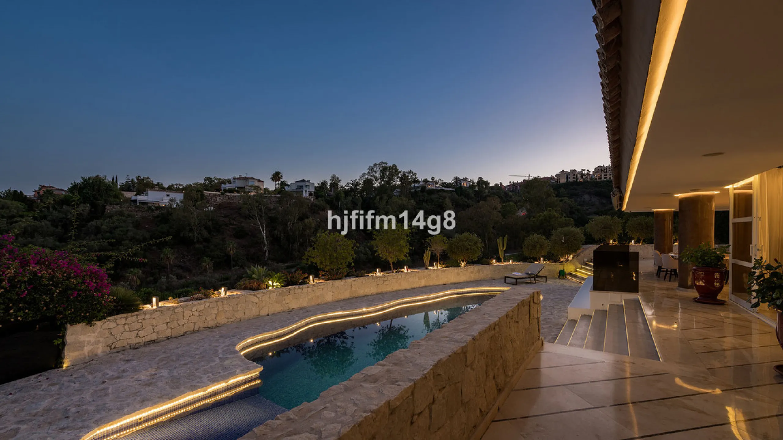 Located in the exclusive and tranquil residential area of La Quinta, this incredible villa designed by Ángel Taborda, benefits from privileged location and views of the natural surroundings. The true masterpiece of architectural design that makes this vil