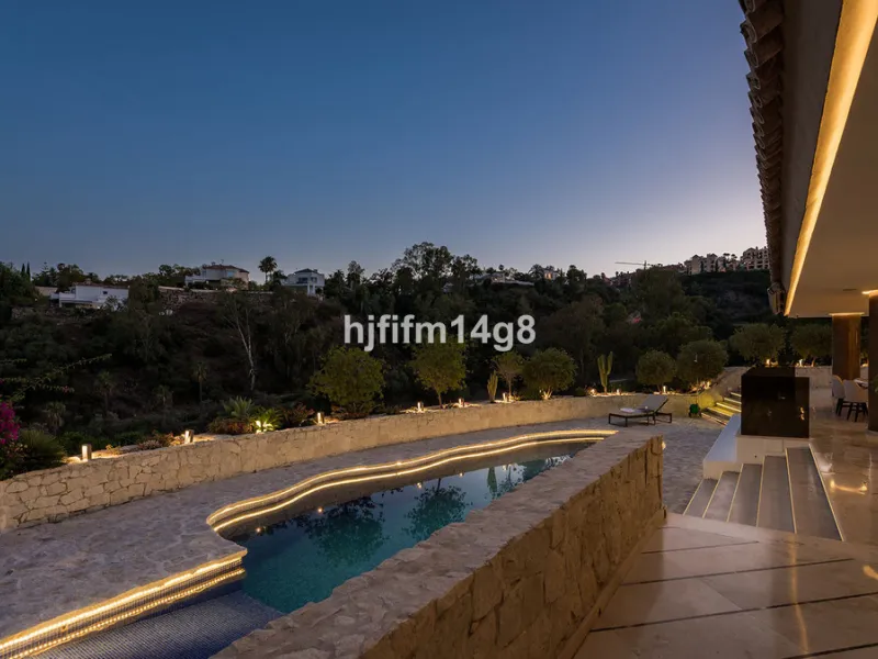 Located in the exclusive and tranquil residential area of La Quinta, this incredible villa designed by Ángel Taborda, benefits from privileged location and views of the natural surroundings. The true masterpiece of architectural design that makes this vil