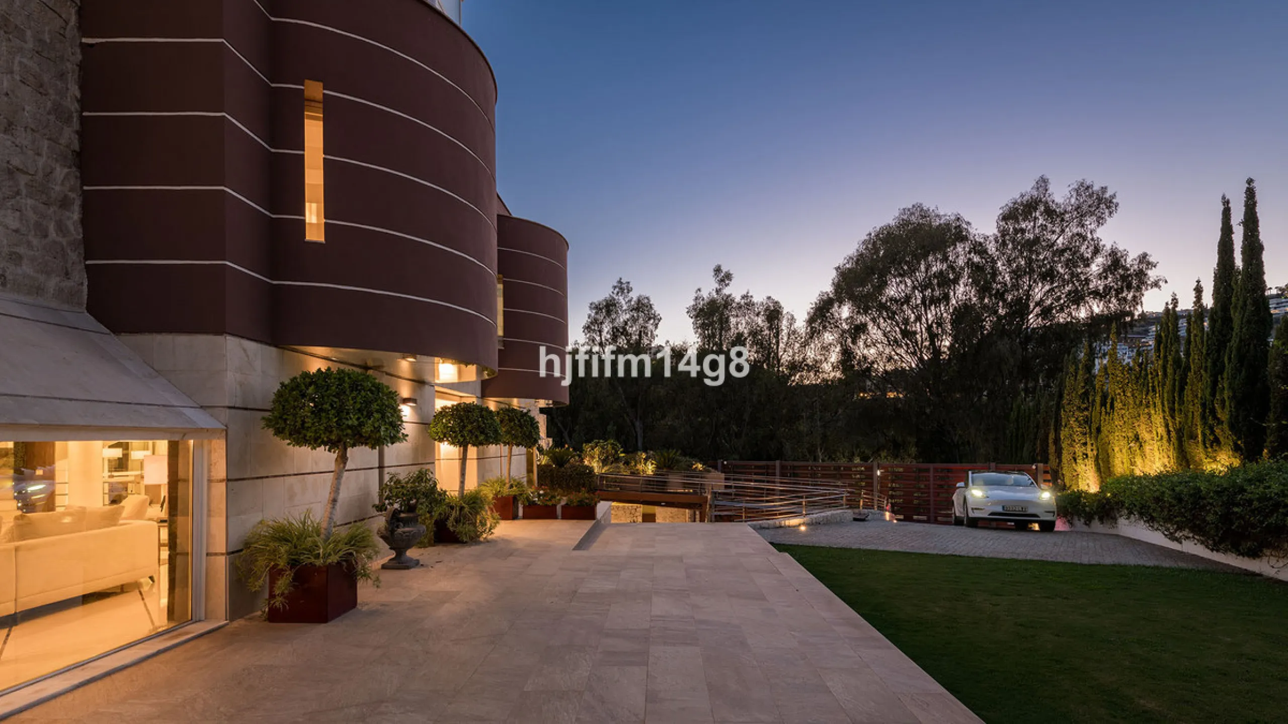 Located in the exclusive and tranquil residential area of La Quinta, this incredible villa designed by Ángel Taborda, benefits from privileged location and views of the natural surroundings. The true masterpiece of architectural design that makes this vil