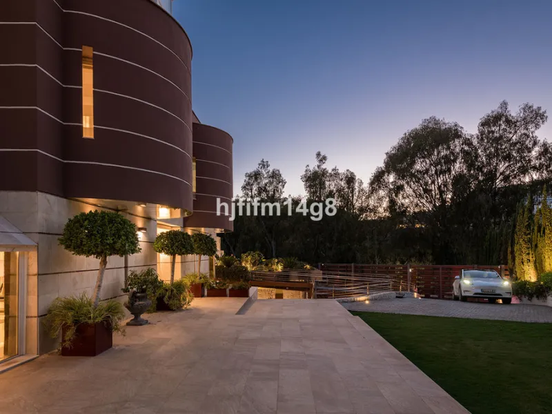 Located in the exclusive and tranquil residential area of La Quinta, this incredible villa designed by Ángel Taborda, benefits from privileged location and views of the natural surroundings. The true masterpiece of architectural design that makes this vil