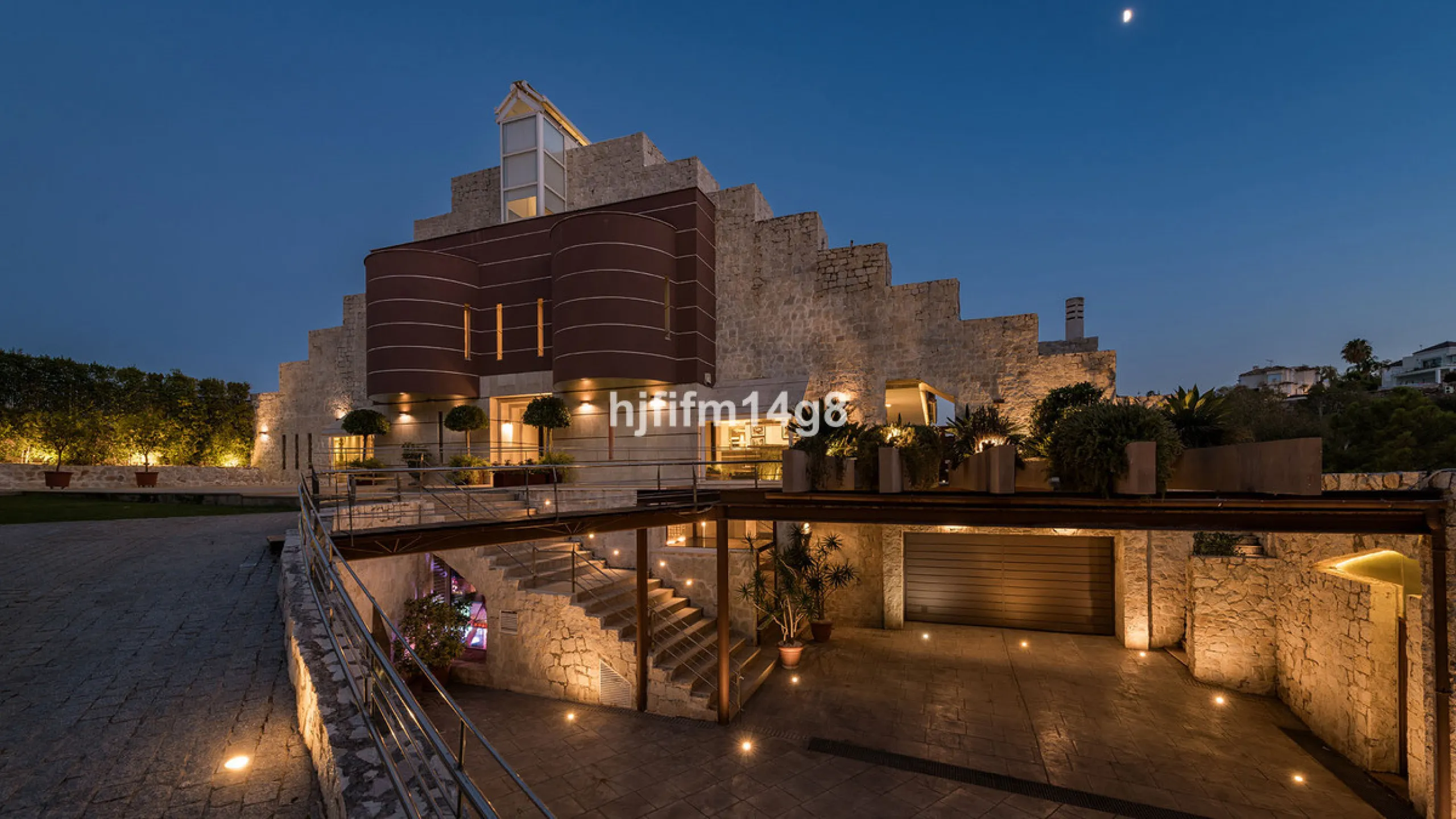 Located in the exclusive and tranquil residential area of La Quinta, this incredible villa designed by Ángel Taborda, benefits from privileged location and views of the natural surroundings. The true masterpiece of architectural design that makes this vil