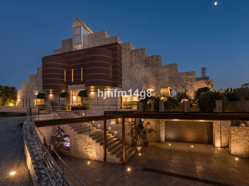 Located in the exclusive and tranquil residential area of La Quinta, this incredible villa designed by Ángel Taborda, benefits from privileged location and views of the natural surroundings. The true masterpiece of architectural design that makes this vil