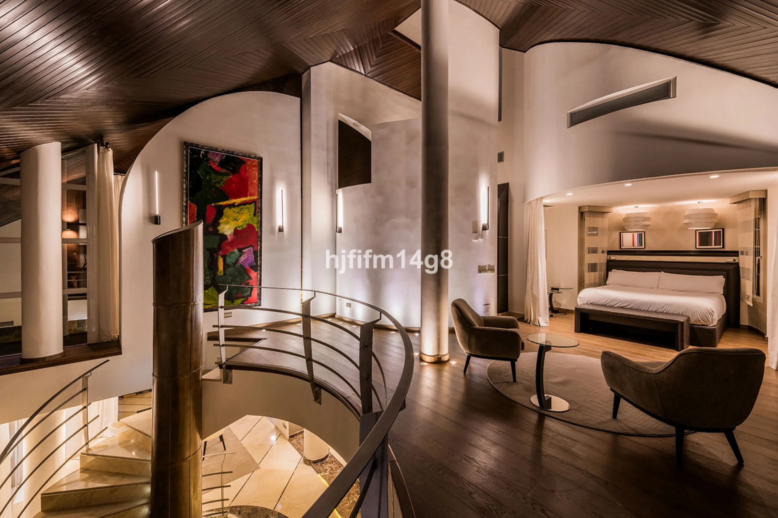 Located in the exclusive and tranquil residential area of La Quinta, this incredible villa designed by Ángel Taborda, benefits from privileged location and views of the natural surroundings. The true masterpiece of architectural design that makes this vil