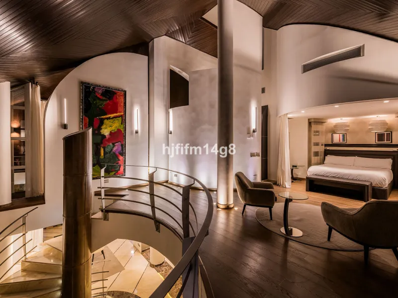 Located in the exclusive and tranquil residential area of La Quinta, this incredible villa designed by Ángel Taborda, benefits from privileged location and views of the natural surroundings. The true masterpiece of architectural design that makes this vil