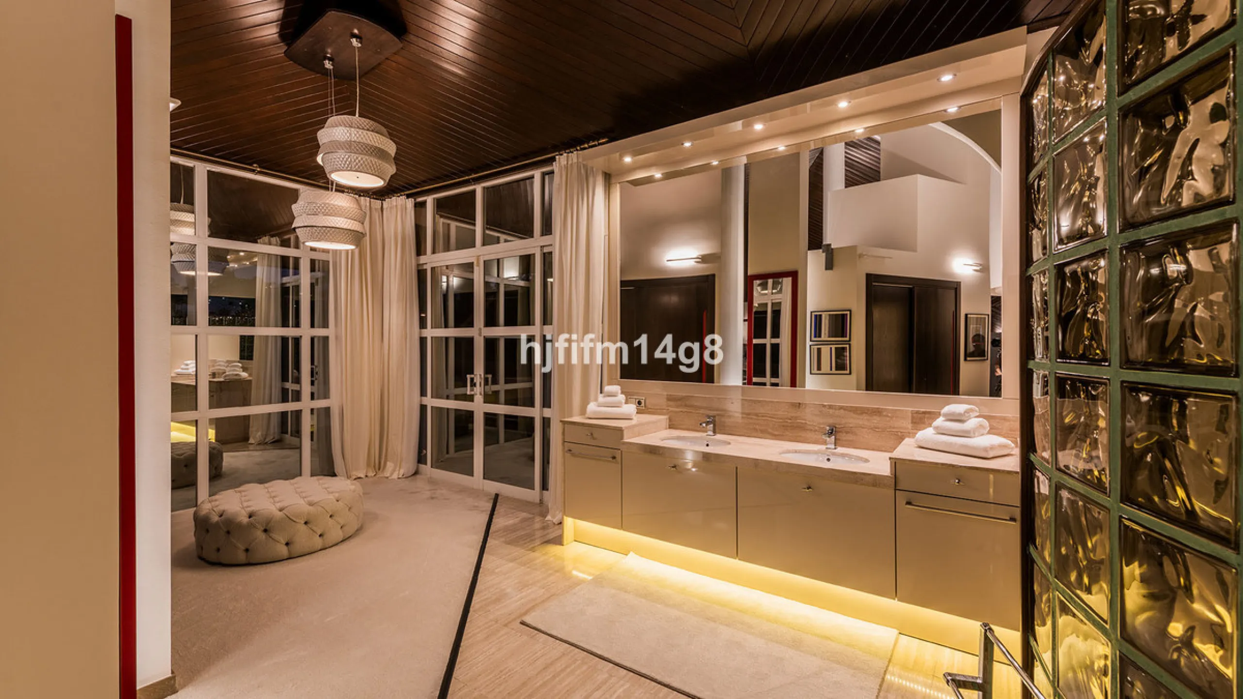 Located in the exclusive and tranquil residential area of La Quinta, this incredible villa designed by Ángel Taborda, benefits from privileged location and views of the natural surroundings. The true masterpiece of architectural design that makes this vil