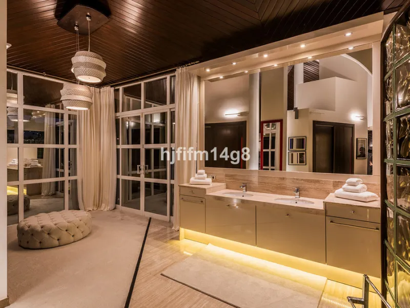 Located in the exclusive and tranquil residential area of La Quinta, this incredible villa designed by Ángel Taborda, benefits from privileged location and views of the natural surroundings. The true masterpiece of architectural design that makes this vil