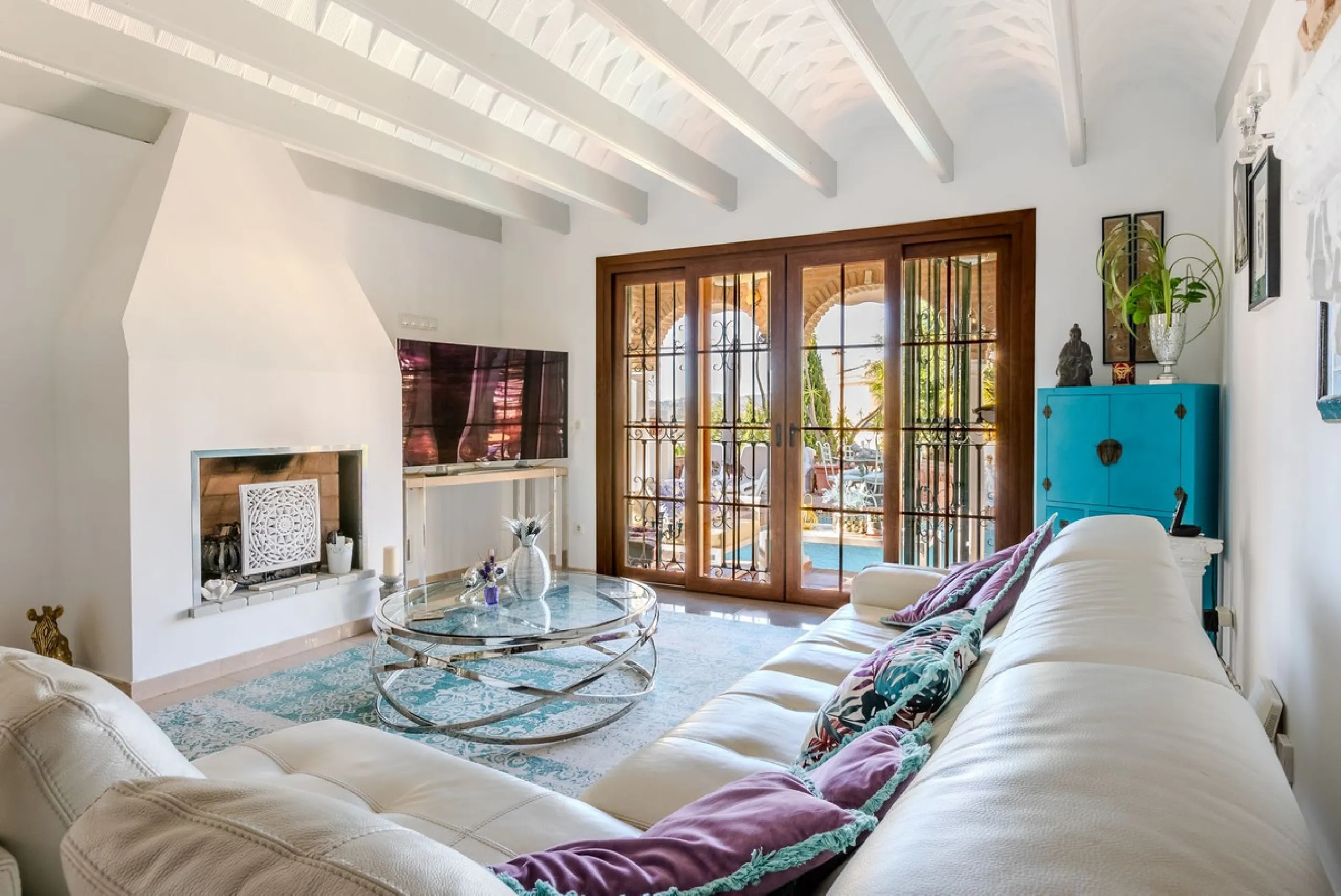 Are you looking for a beautiful home in a lovely community? Look no further than this stunning 3 bedroom, 2.5 bathroom property with a bright and spacious living area, a private swimming pool, and stairless access for your convenience. You will love the e
