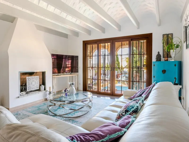 Are you looking for a beautiful home in a lovely community? Look no further than this stunning 3 bedroom, 2.5 bathroom property with a bright and spacious living area, a private swimming pool, and stairless access for your convenience. You will love the e