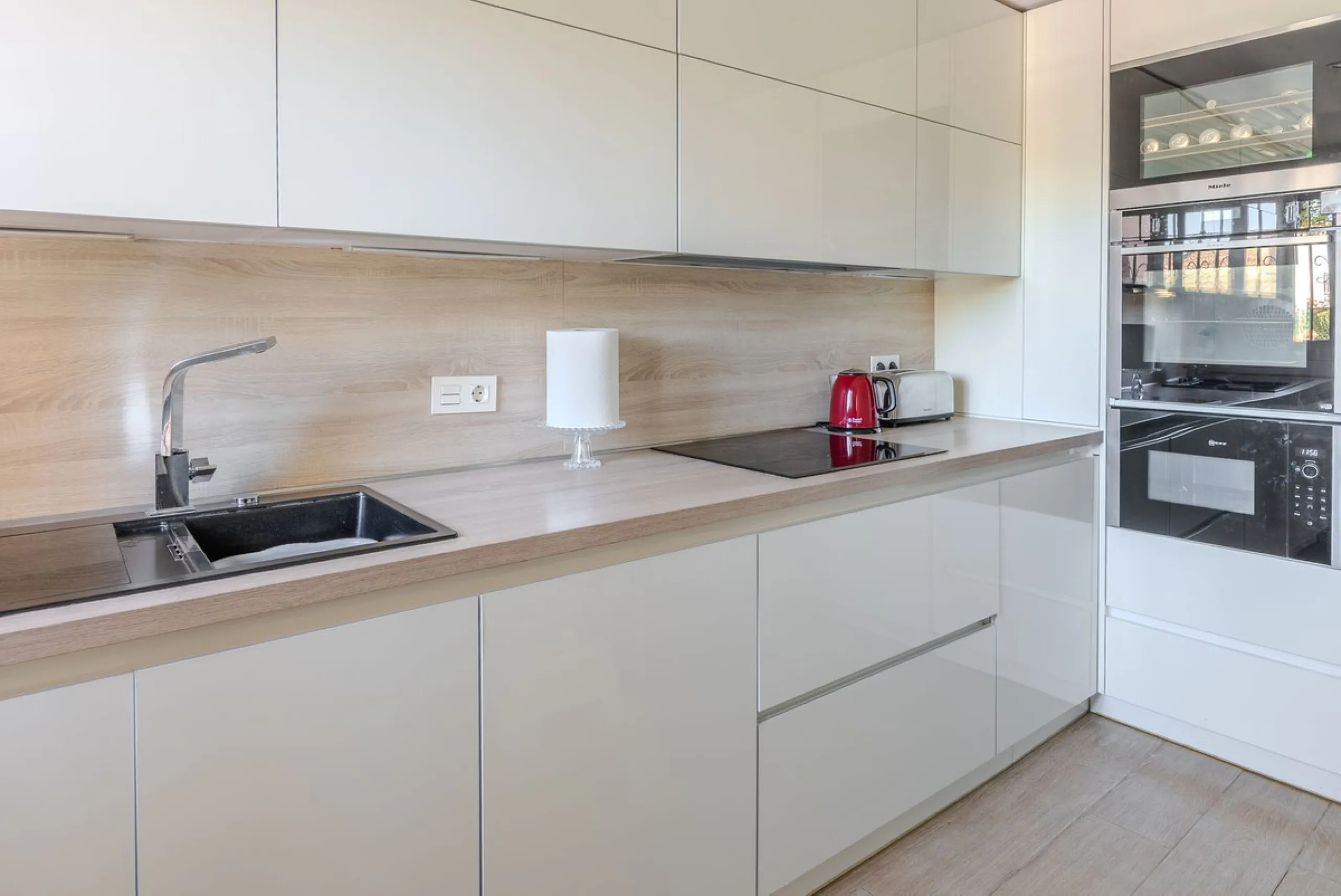 Are you looking for a beautiful home in a lovely community? Look no further than this stunning 3 bedroom, 2.5 bathroom property with a bright and spacious living area, a private swimming pool, and stairless access for your convenience. You will love the e