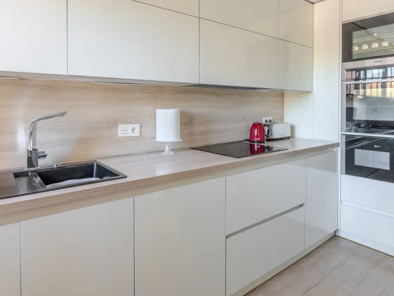 Are you looking for a beautiful home in a lovely community? Look no further than this stunning 3 bedroom, 2.5 bathroom property with a bright and spacious living area, a private swimming pool, and stairless access for your convenience. You will love the e