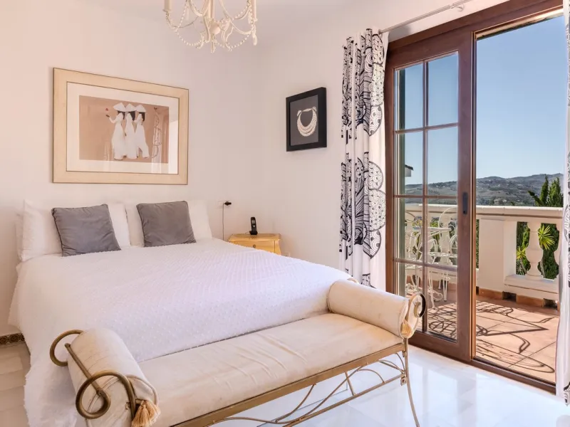 Are you looking for a beautiful home in a lovely community? Look no further than this stunning 3 bedroom, 2.5 bathroom property with a bright and spacious living area, a private swimming pool, and stairless access for your convenience. You will love the e