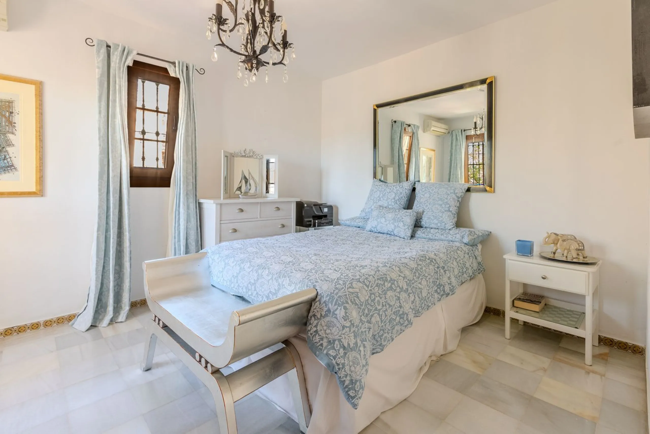 Are you looking for a beautiful home in a lovely community? Look no further than this stunning 3 bedroom, 2.5 bathroom property with a bright and spacious living area, a private swimming pool, and stairless access for your convenience. You will love the e