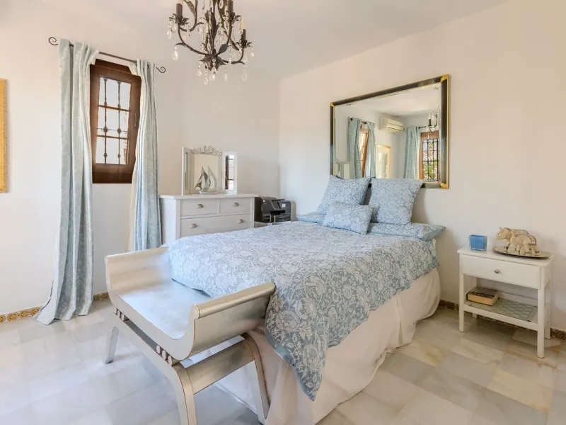 Are you looking for a beautiful home in a lovely community? Look no further than this stunning 3 bedroom, 2.5 bathroom property with a bright and spacious living area, a private swimming pool, and stairless access for your convenience. You will love the e