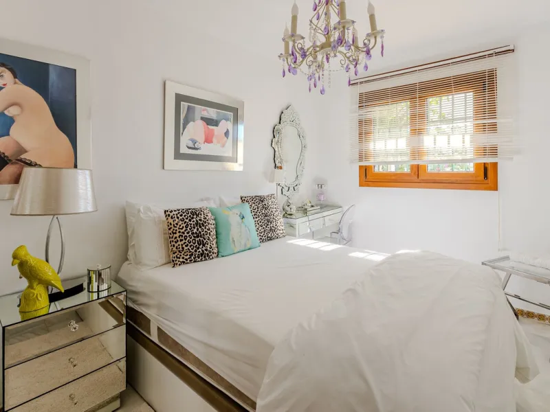 Are you looking for a beautiful home in a lovely community? Look no further than this stunning 3 bedroom, 2.5 bathroom property with a bright and spacious living area, a private swimming pool, and stairless access for your convenience. You will love the e