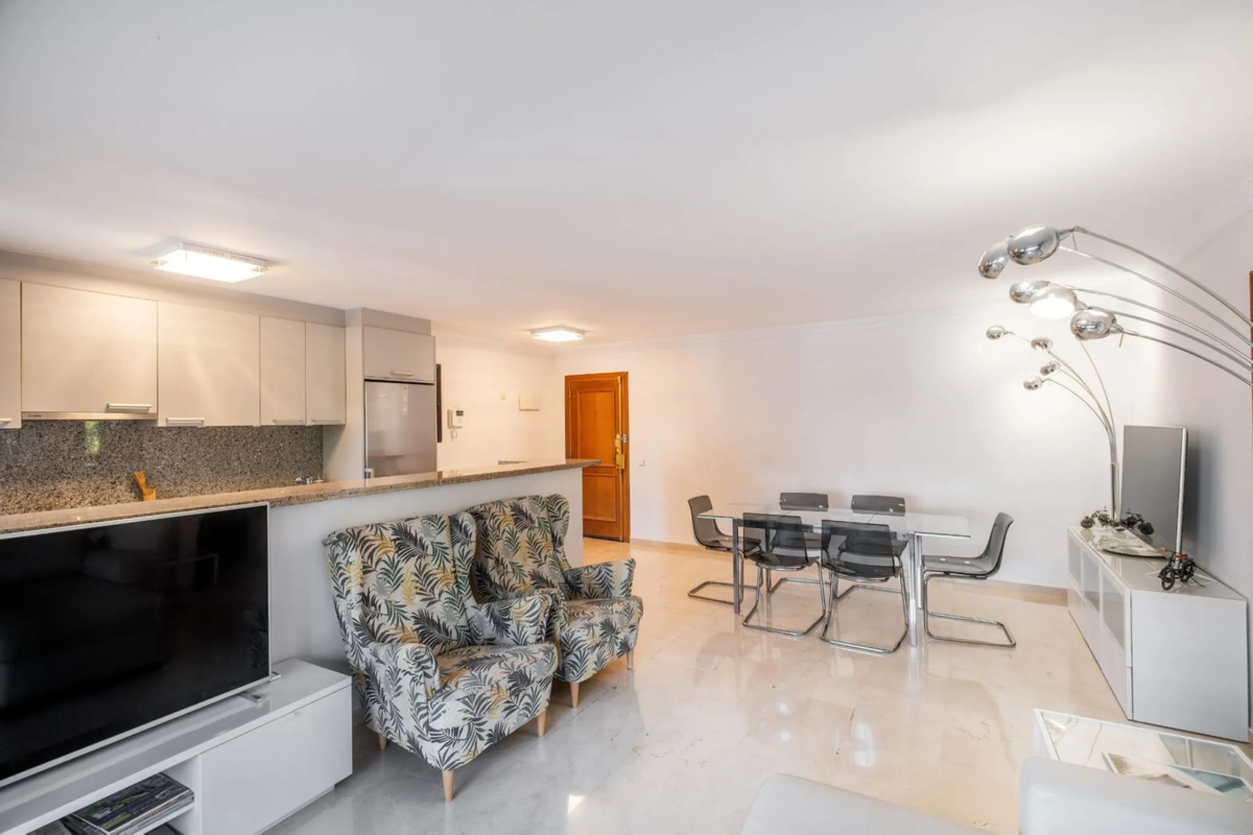 Apartment - Middle Floor Apartment в продаже в Marbella, Málaga. В доме 2 спален и 2 ванных комнат. Площадь дома 107 м²