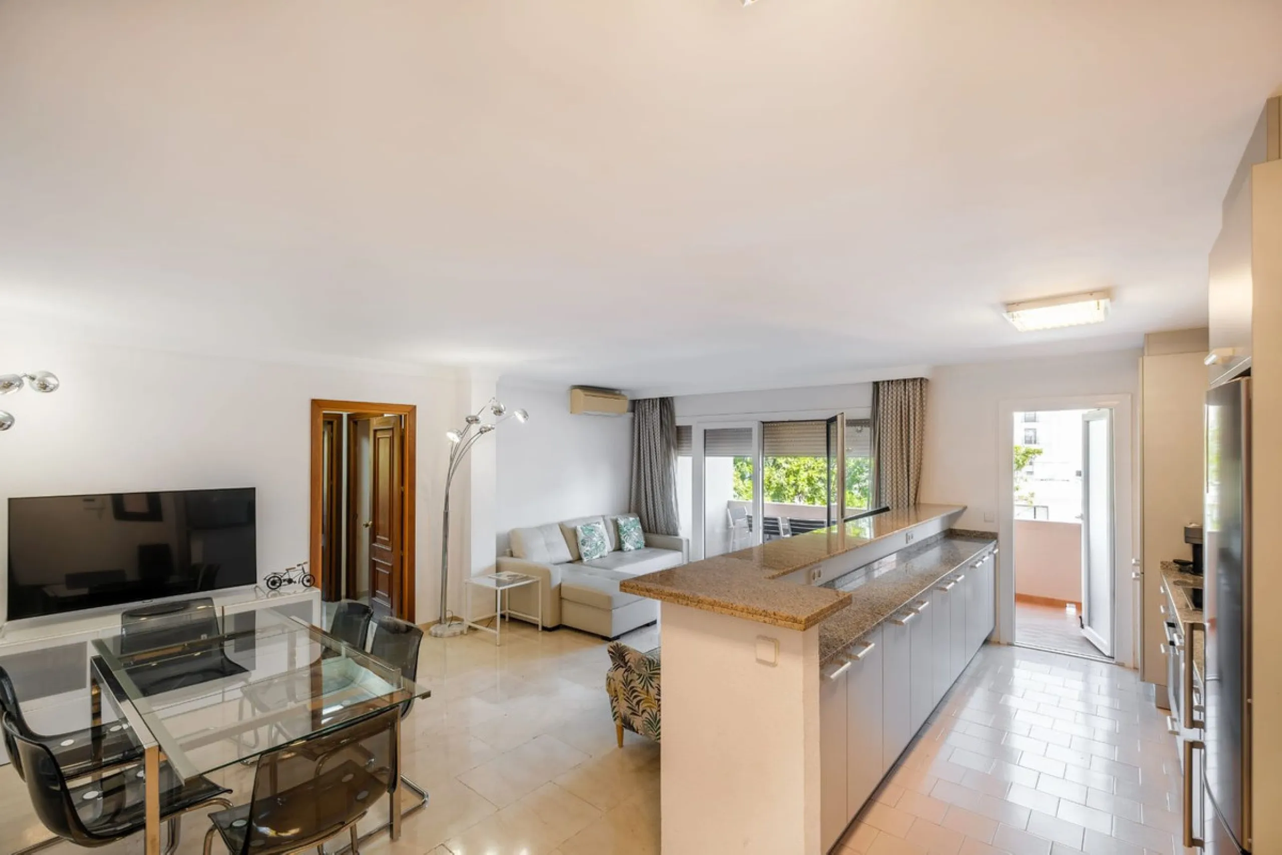 Apartment - Middle Floor Apartment в продаже в Marbella, Málaga. В доме 2 спален и 2 ванных комнат. Площадь дома 107 м²