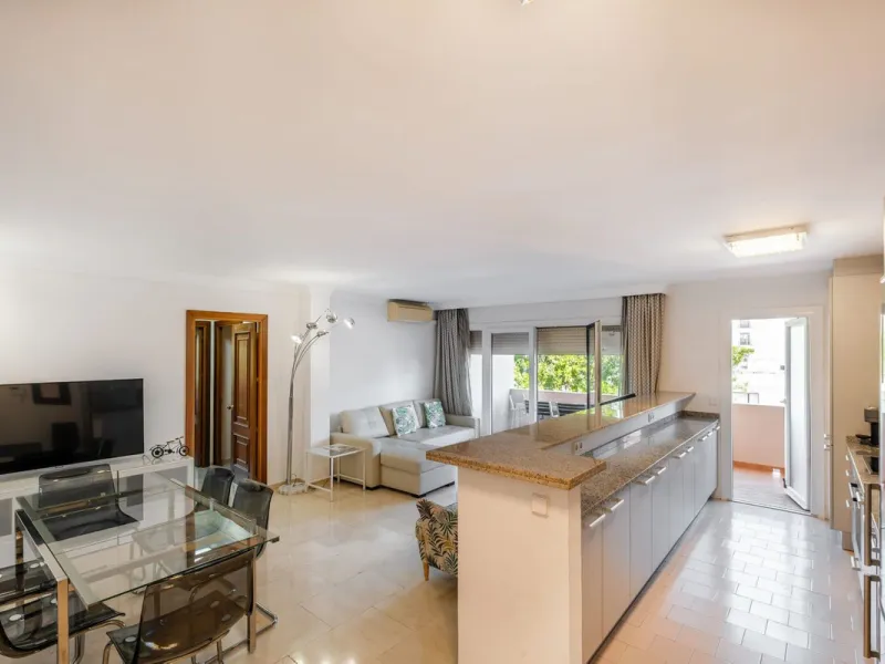 Apartment - Middle Floor Apartment в продаже в Marbella, Málaga. В доме 2 спален и 2 ванных комнат. Площадь дома 107 м²