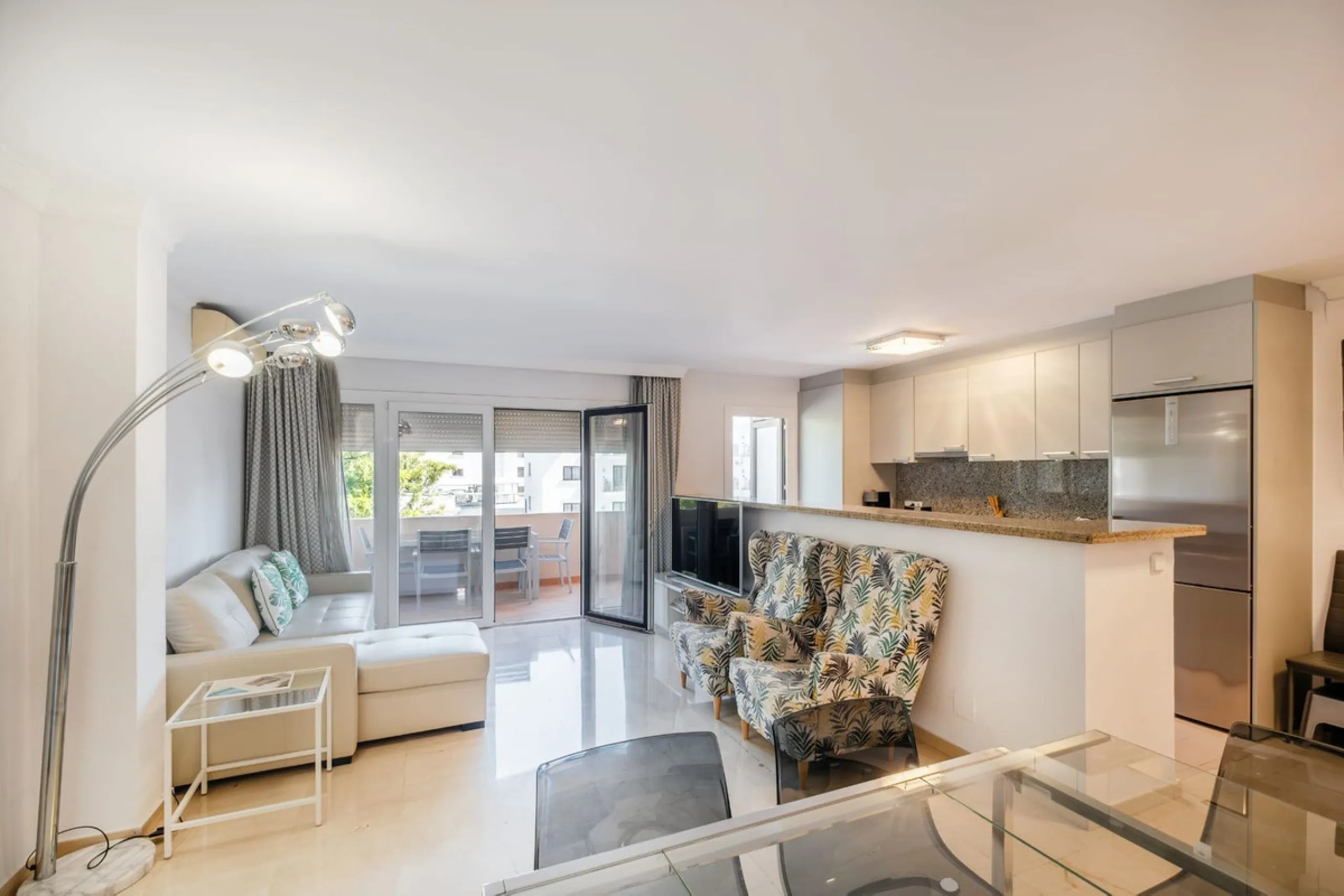 Apartment - Middle Floor Apartment в продаже в Marbella, Málaga. В доме 2 спален и 2 ванных комнат. Площадь дома 107 м²