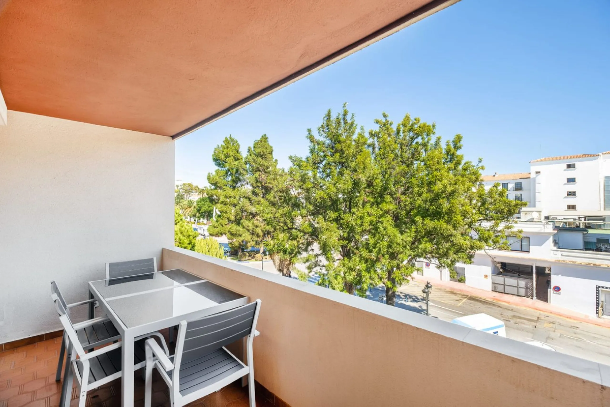 Apartment - Middle Floor Apartment в продаже в Marbella, Málaga. В доме 2 спален и 2 ванных комнат. Площадь дома 107 м²