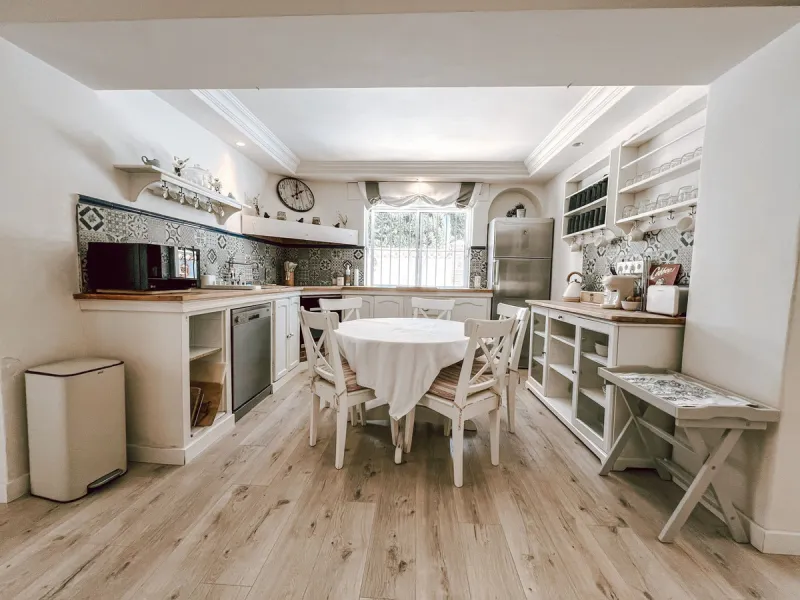 Diese außergewöhnliche Villa in der begehrten Wohngegend Los Jazmines von San Pedro de Alcantara, Malaga, bietet eine ausgezeichnete Gelegenheit für Wohnzwecke oder eine rentable Investition. Das Objekt verfügt über einen gültigen
