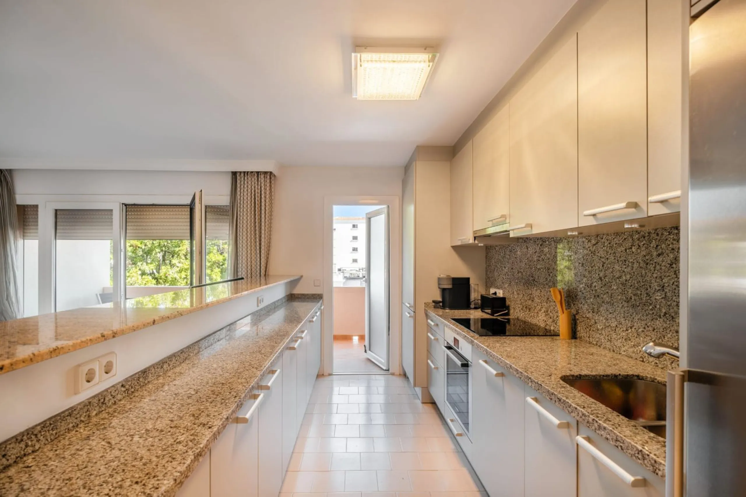 Apartment - Middle Floor Apartment в продаже в Marbella, Málaga. В доме 2 спален и 2 ванных комнат. Площадь дома 107 м²