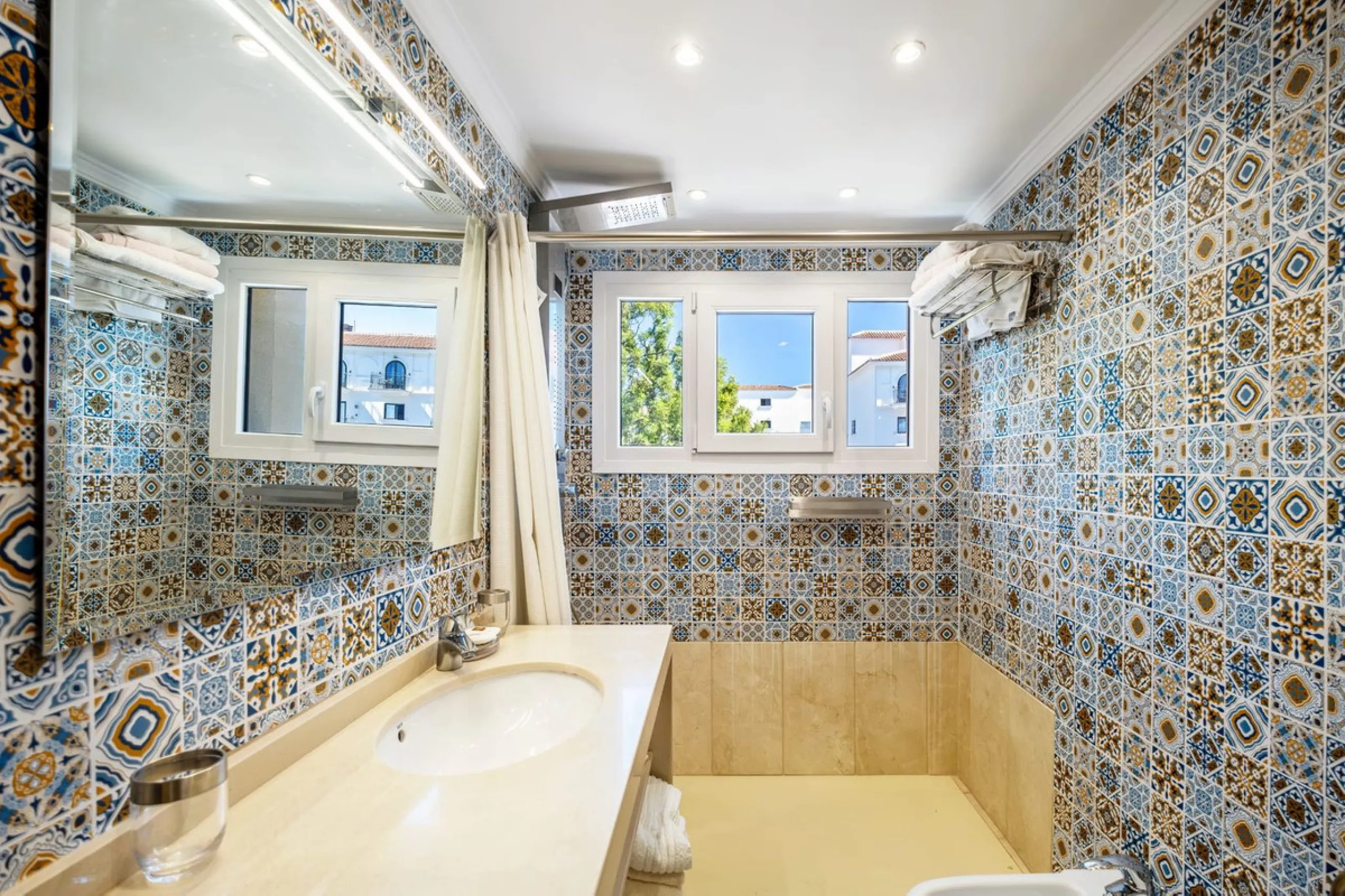 Apartment - Middle Floor Apartment в продаже в Marbella, Málaga. В доме 2 спален и 2 ванных комнат. Площадь дома 107 м²