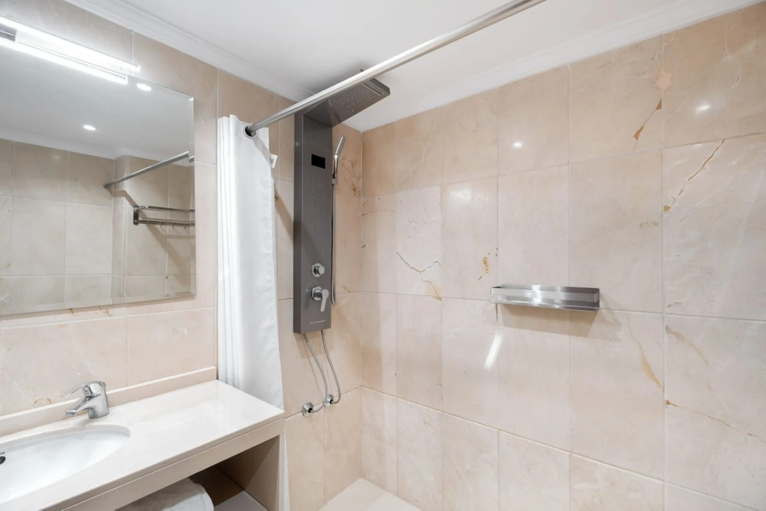 Apartment - Middle Floor Apartment в продаже в Marbella, Málaga. В доме 2 спален и 2 ванных комнат. Площадь дома 107 м²