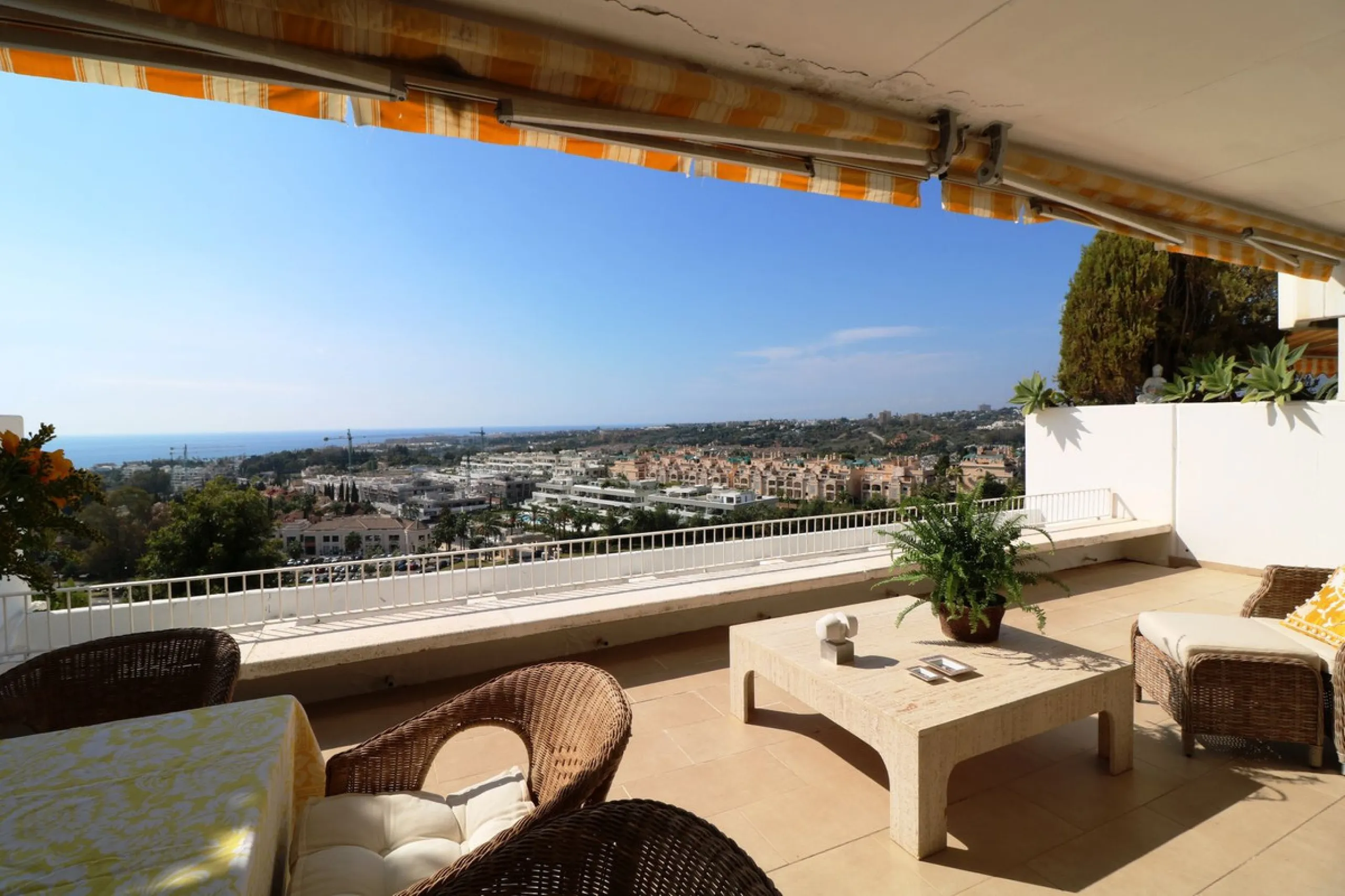 Splendid 2 bedroom luxury flat in one of the best urbanisations on Marbella's Golden Mile.