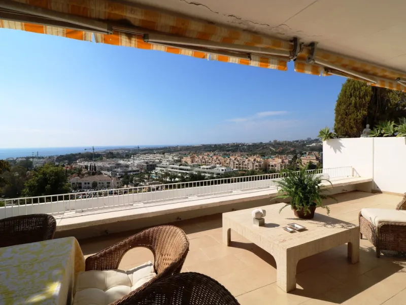 Splendid 2 bedroom luxury flat in one of the best urbanisations on Marbella's Golden Mile.