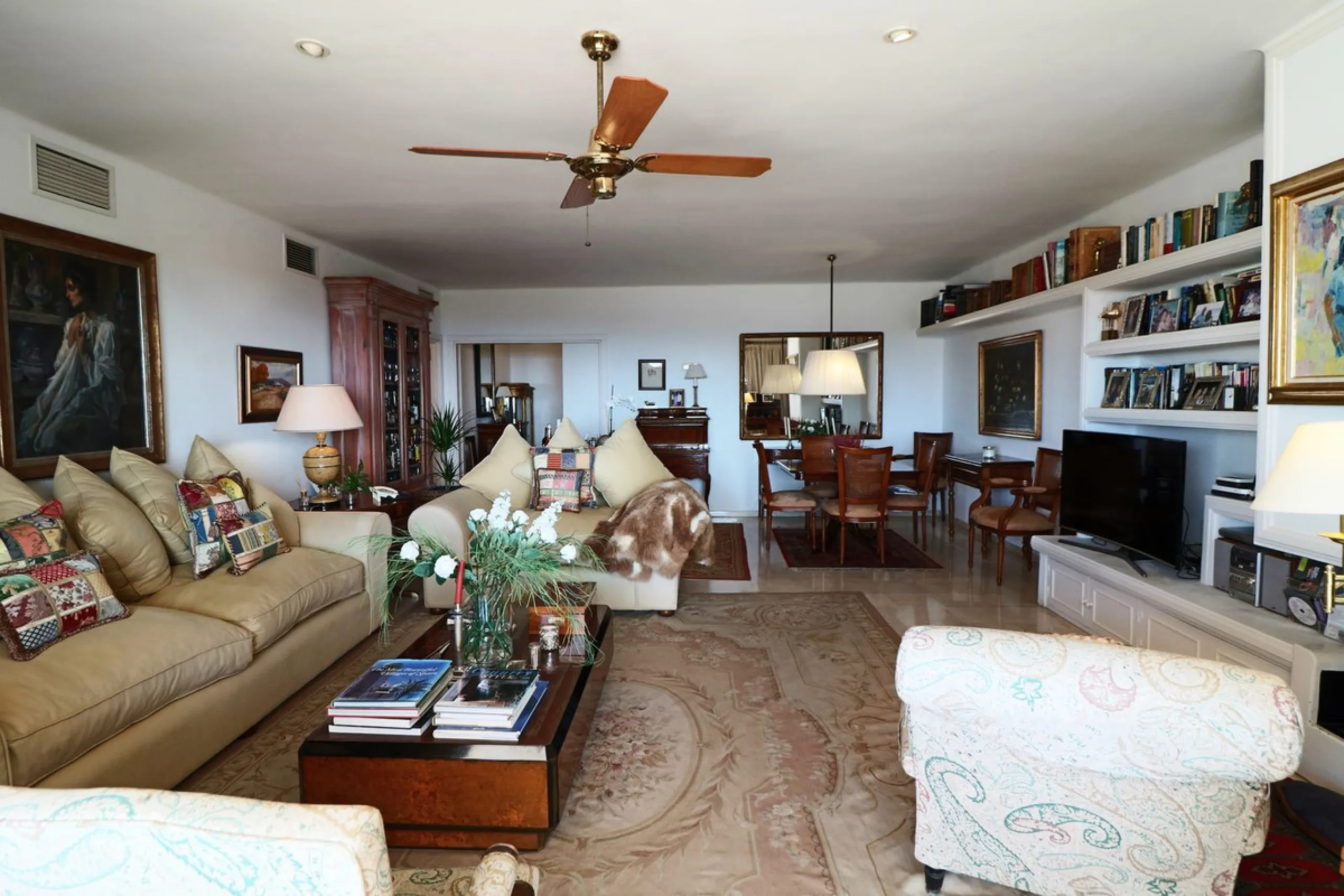 Splendid 2 bedroom luxury flat in one of the best urbanisations on Marbella's Golden Mile.