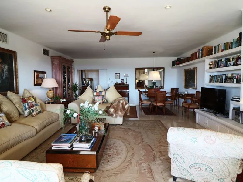 Splendid 2 bedroom luxury flat in one of the best urbanisations on Marbella's Golden Mile.
