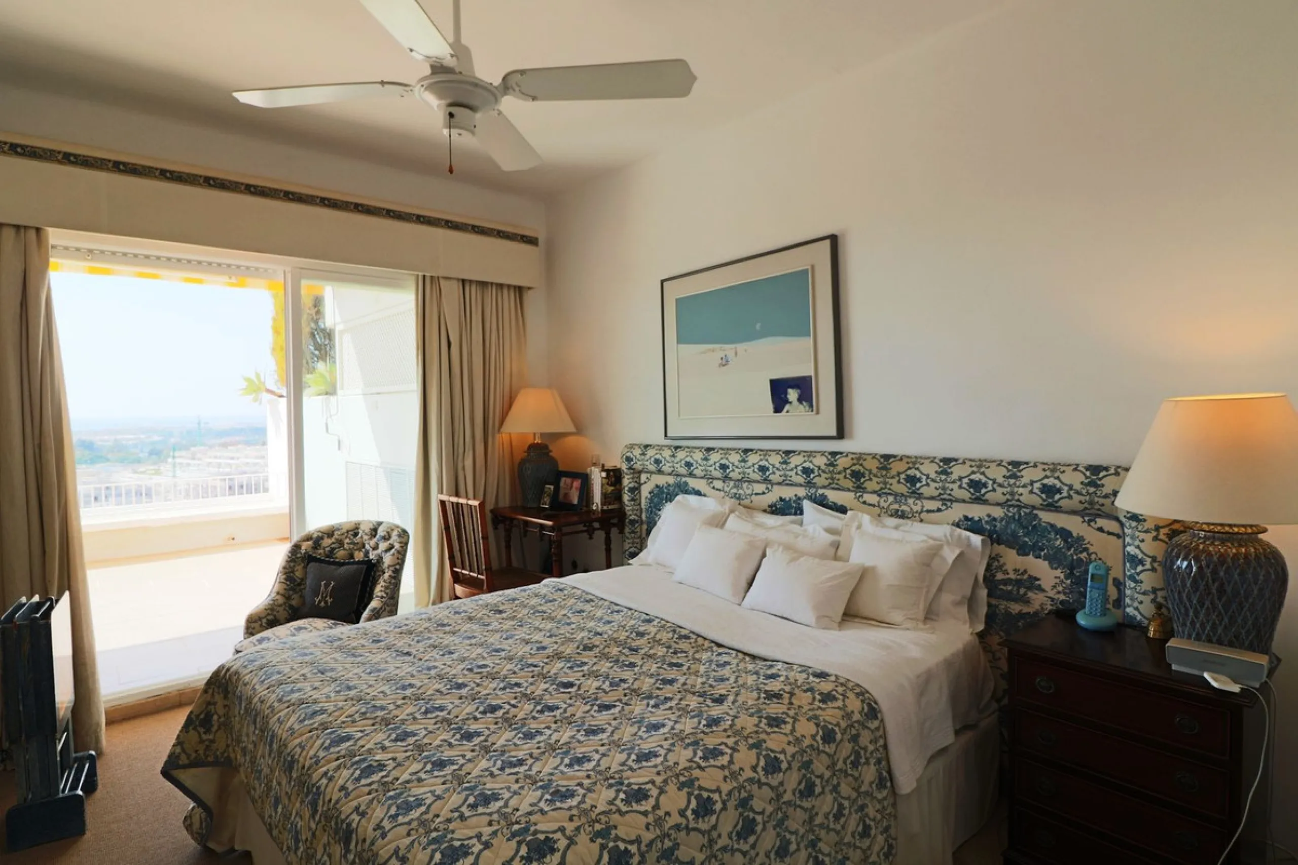 Splendid 2 bedroom luxury flat in one of the best urbanisations on Marbella's Golden Mile.