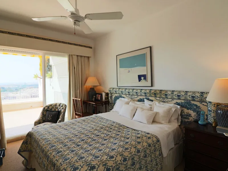 Splendid 2 bedroom luxury flat in one of the best urbanisations on Marbella's Golden Mile.