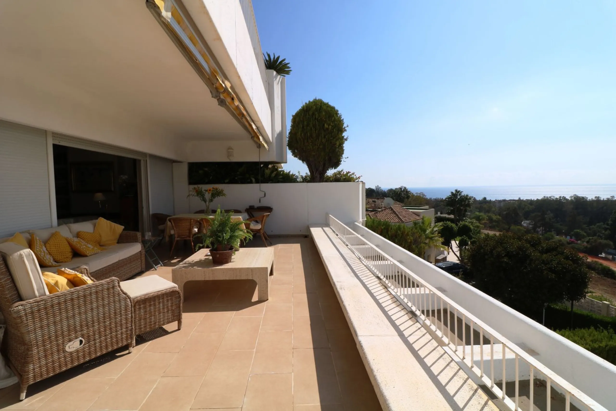Splendid 2 bedroom luxury flat in one of the best urbanisations on Marbella's Golden Mile.