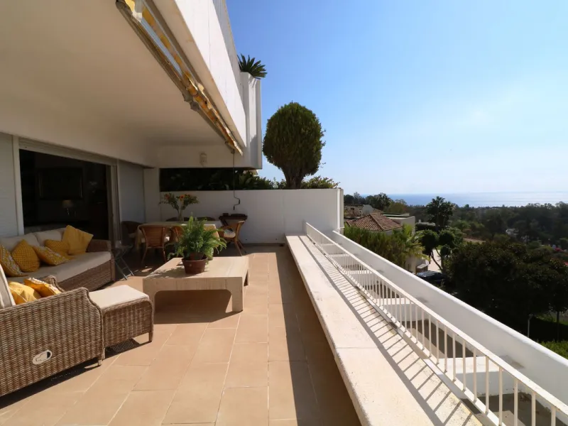 Splendid 2 bedroom luxury flat in one of the best urbanisations on Marbella's Golden Mile.