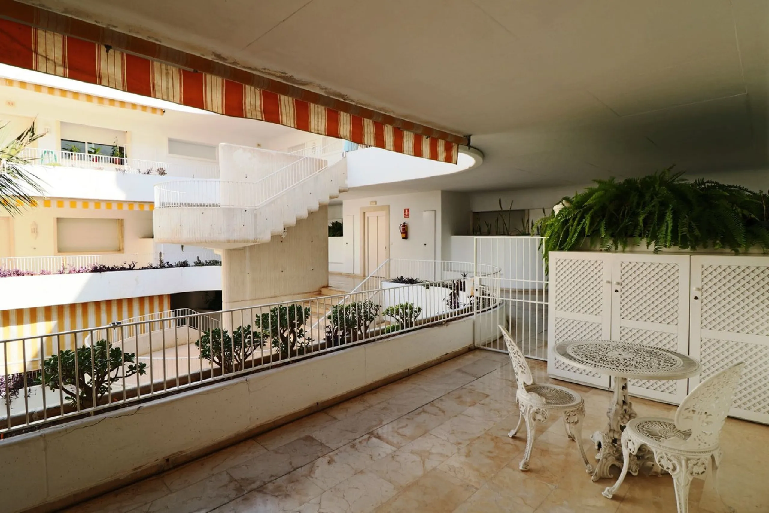 Splendid 2 bedroom luxury flat in one of the best urbanisations on Marbella's Golden Mile.