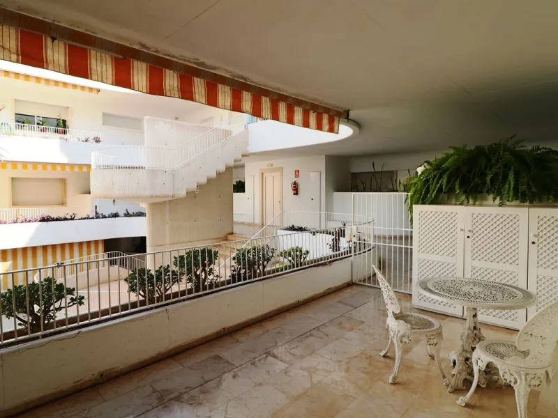 Splendid 2 bedroom luxury flat in one of the best urbanisations on Marbella's Golden Mile.