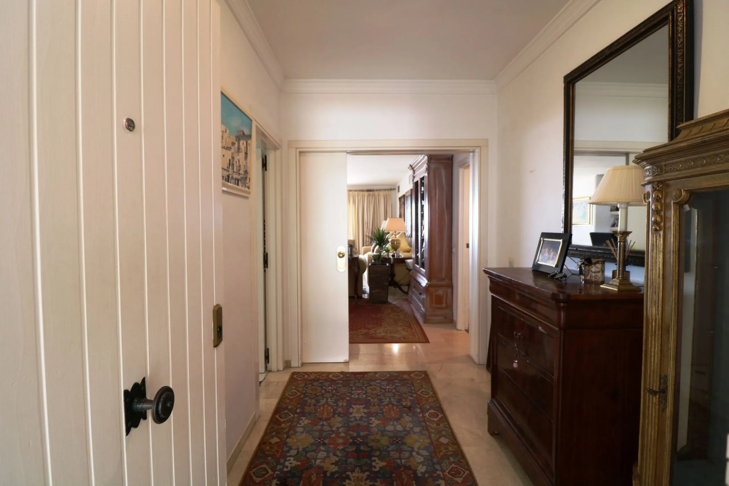 Splendid 2 bedroom luxury flat in one of the best urbanisations on Marbella's Golden Mile.