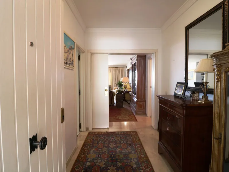 Splendid 2 bedroom luxury flat in one of the best urbanisations on Marbella's Golden Mile.