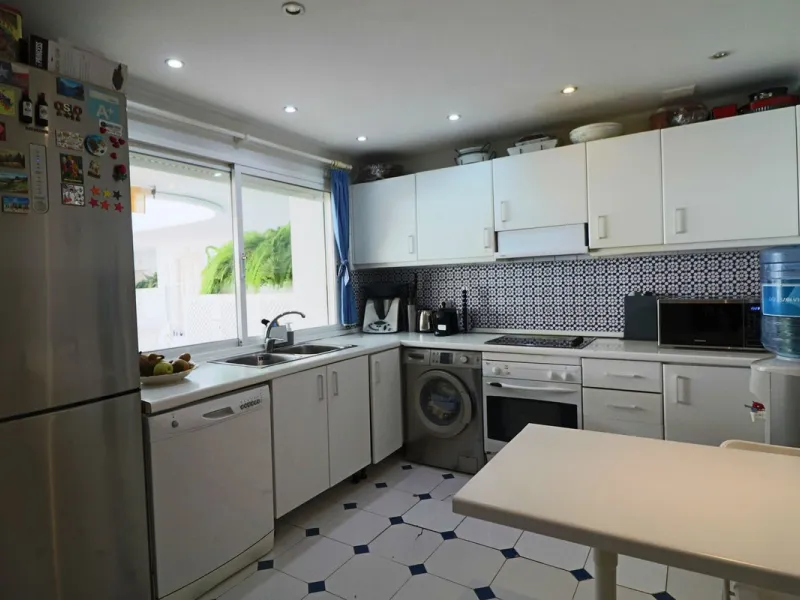 Splendid 2 bedroom luxury flat in one of the best urbanisations on Marbella's Golden Mile.