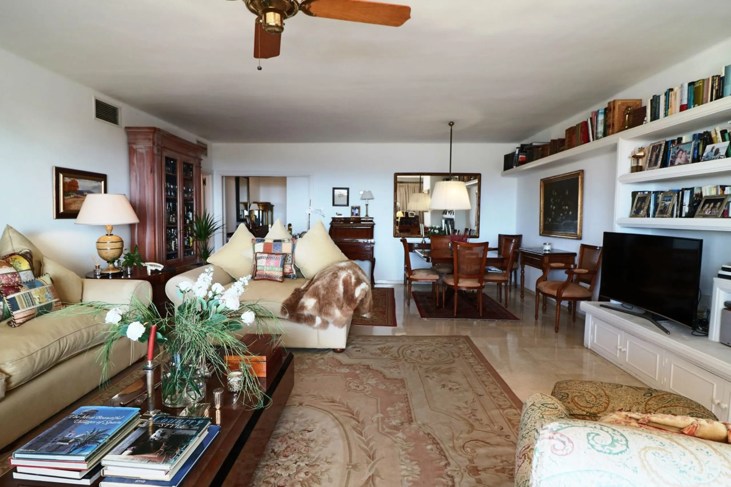 Splendid 2 bedroom luxury flat in one of the best urbanisations on Marbella's Golden Mile.