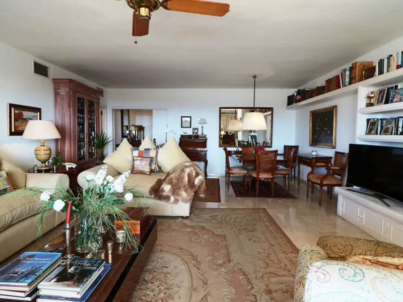 Splendid 2 bedroom luxury flat in one of the best urbanisations on Marbella's Golden Mile.