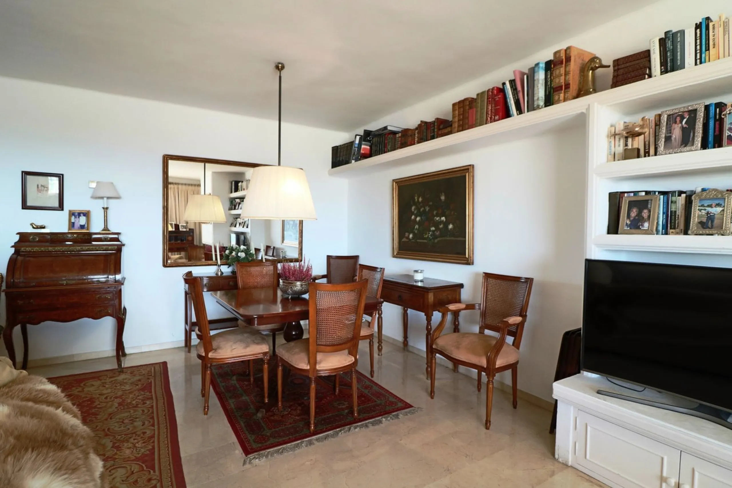Splendid 2 bedroom luxury flat in one of the best urbanisations on Marbella's Golden Mile.