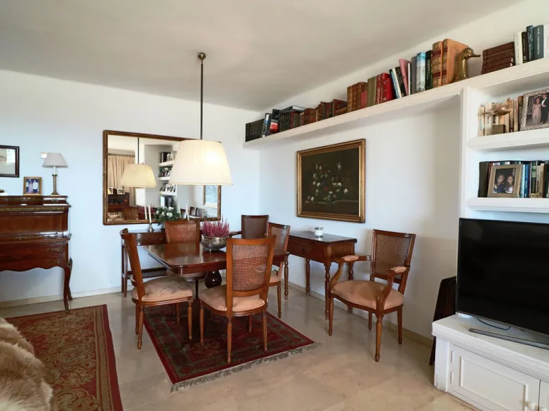 Splendid 2 bedroom luxury flat in one of the best urbanisations on Marbella's Golden Mile.