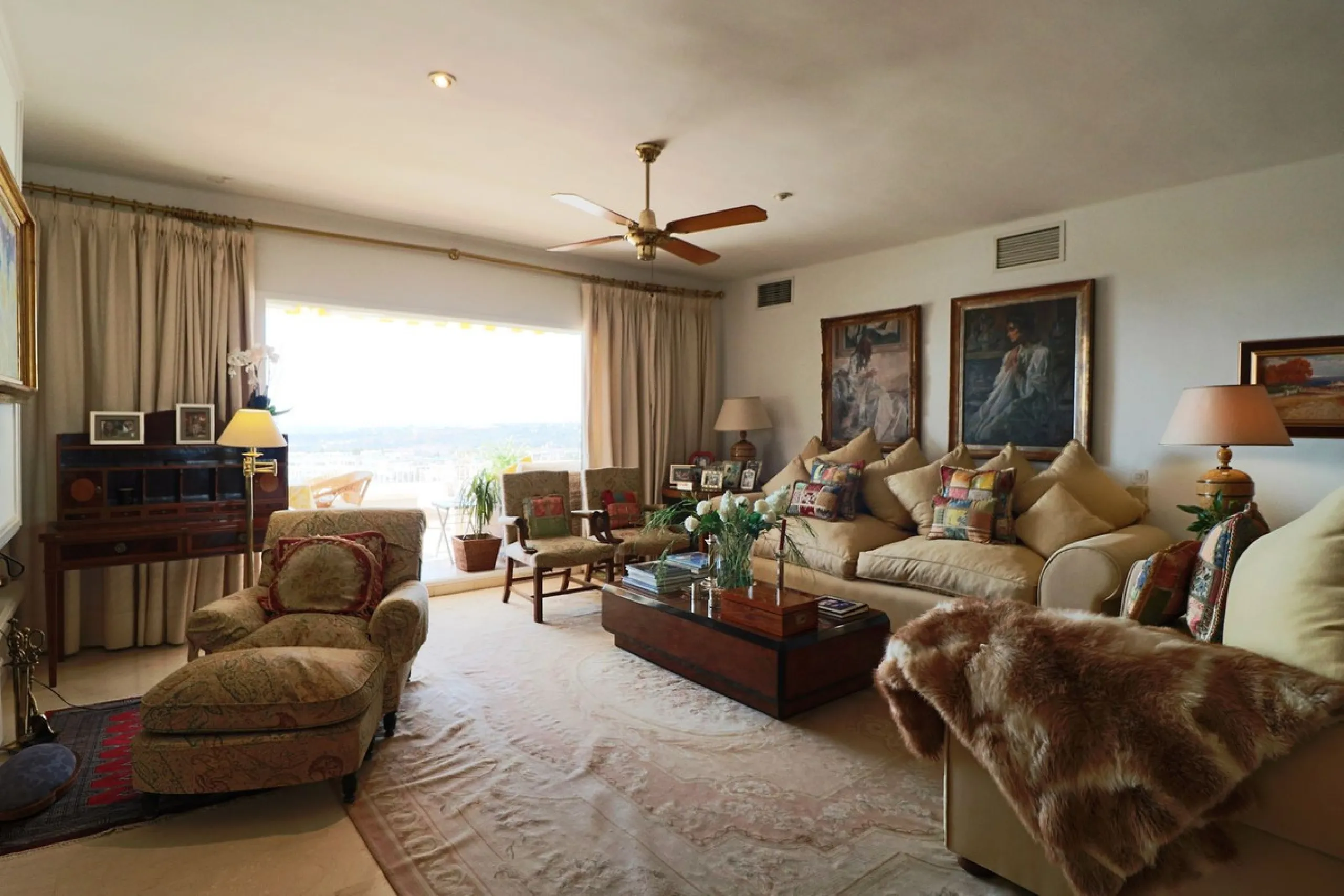 Splendid 2 bedroom luxury flat in one of the best urbanisations on Marbella's Golden Mile.