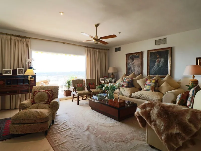Splendid 2 bedroom luxury flat in one of the best urbanisations on Marbella's Golden Mile.