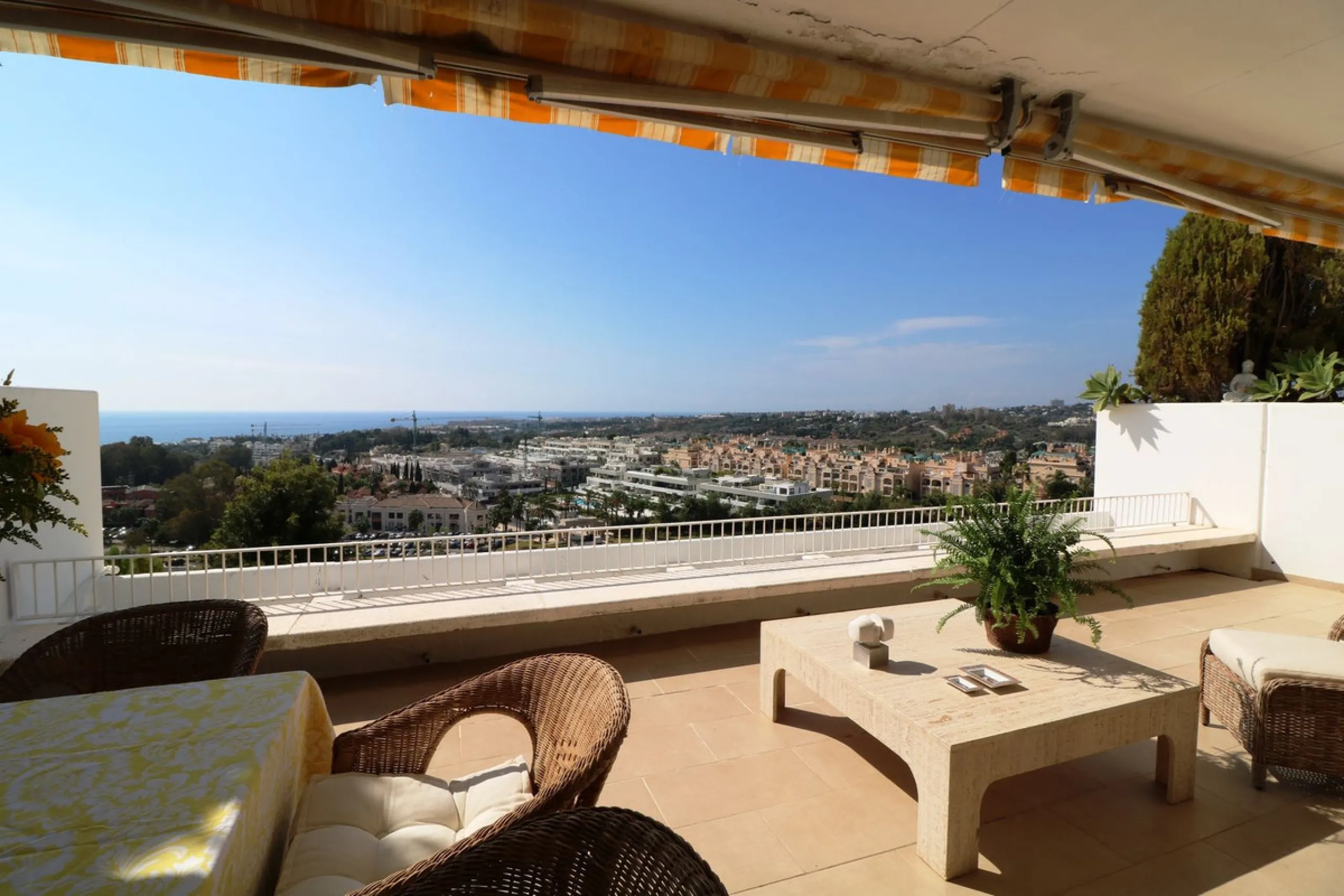 Splendid 2 bedroom luxury flat in one of the best urbanisations on Marbella's Golden Mile.
