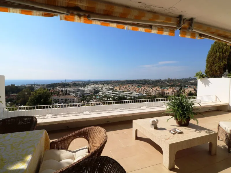Splendid 2 bedroom luxury flat in one of the best urbanisations on Marbella's Golden Mile.