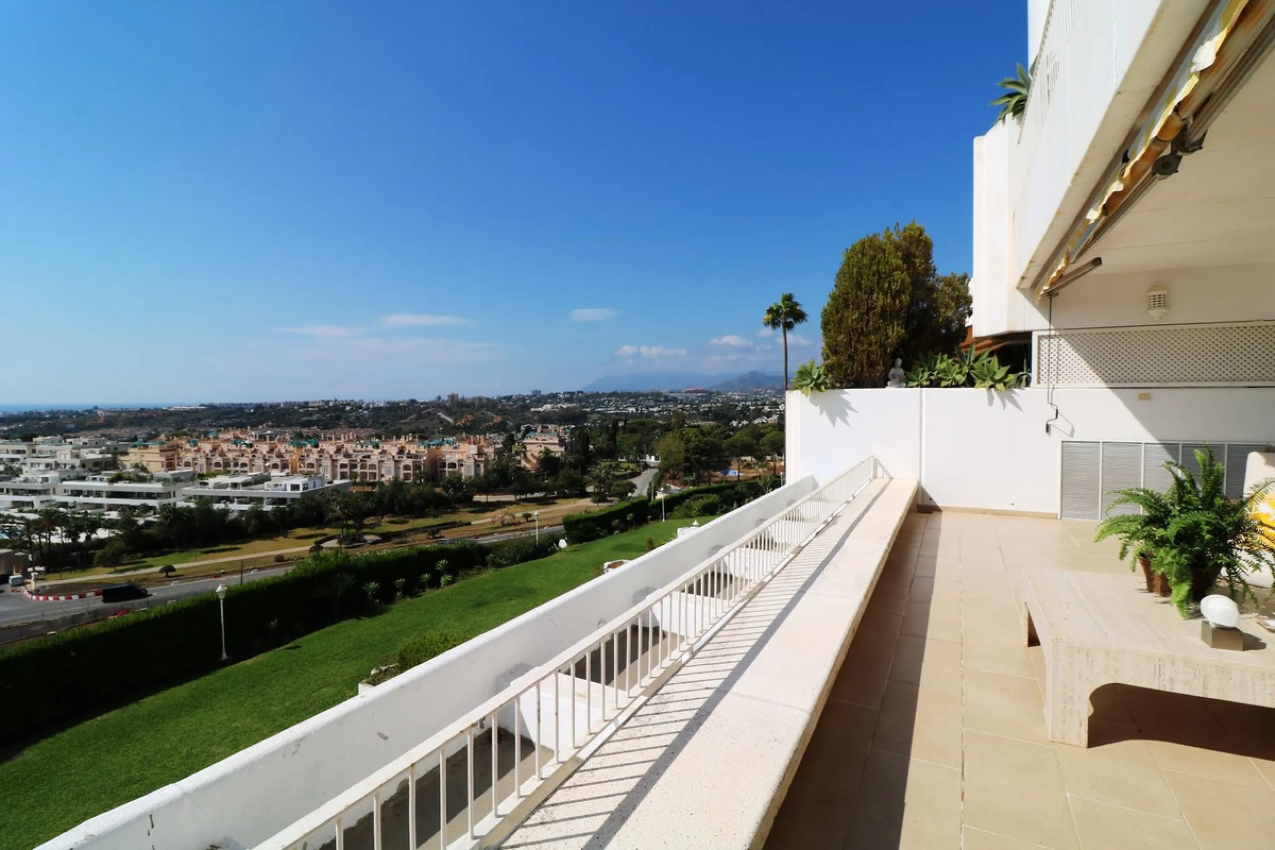 Splendid 2 bedroom luxury flat in one of the best urbanisations on Marbella's Golden Mile.