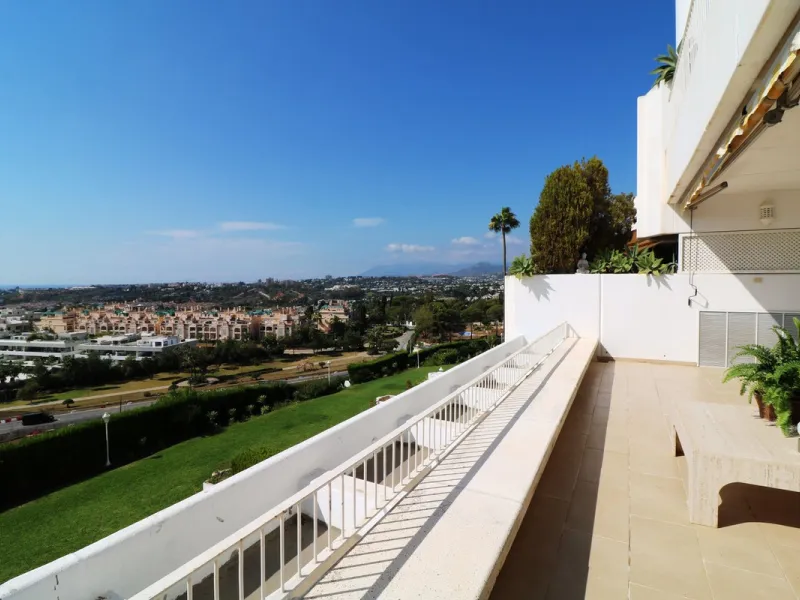Splendid 2 bedroom luxury flat in one of the best urbanisations on Marbella's Golden Mile.